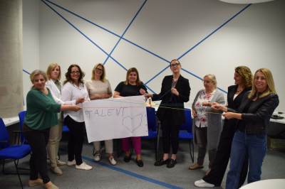 Członkowie sieci współpracy pozujący do zdjęcia