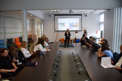 Członkowie sieci współpracy debatujący przy stole