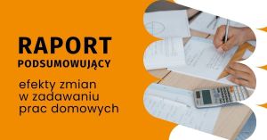 Zbliżenie na dłonie z długopisem, liczne notatki i kalkulator.