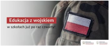Zbliżenie na naszywkę biało-czerwoną na mundurze moro.