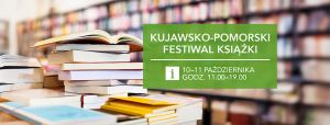 Książki na stolikach i regałach na banerze Kujawsko-Pomorskiego Festiwalu Książki.