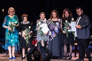 Sześć osób: laureaci oraz organizatorzy konkursu poetyckiego.