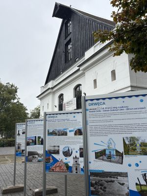 Wystawa na planszach przed budynkiem Muzeum Etnograficznego w Toruniu.