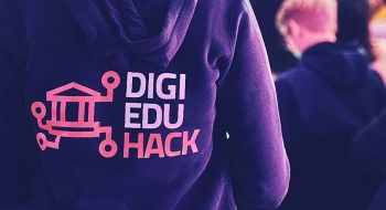 Logo Digital Education Hackathon na bluzie z kapturem