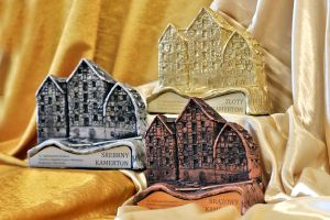 Statuetki "Kamerton" w kształcie charakterystycznych spichrzy bydgoskich.