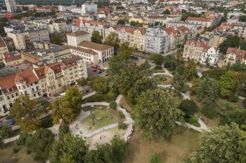 Park i zabudowa miejska z lotu ptaka.
