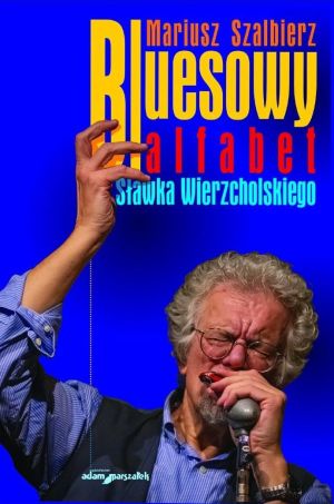 Mężczyzna z jedną uniesioną ręką, w drugiej trzyma mikrofon i śpiewa, powyżej tytuł książki.