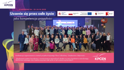 Zebrani na konferencji pozujący do zdjęcia