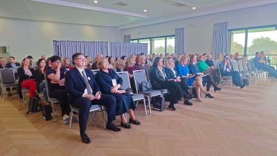 Zebrani na konferencji siedzący na krzesłach