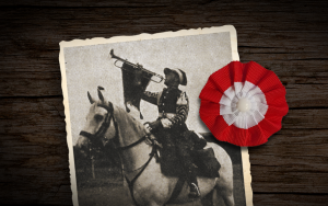 Ułan na koniu, po prawej stronie kotylion w barwach biało-czerwonych.