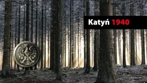 Ciemny las, metalowy guzik z orłem w koronie i napis: Katyń 1940.