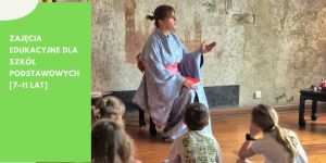 Plakat informujący o zajęciach edukacyjnych. Kobieta ubrana w kimono prowadzi zajęcia w sali muzealnej.