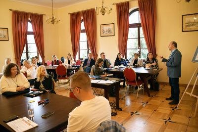 Prowadzący szkolenie przemawiający do uczestników