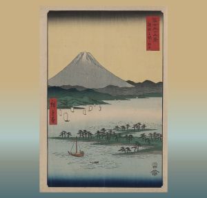 Rycina japońska, na której jest góra oraz zatoka, po której pływają żaglówki.
