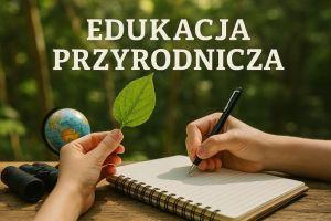 Zbliżenie na ręce osoby, która ogląda liść i notuje uwagi. Obok lornetka i globus.