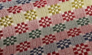 Fragment kolorowej tkaniny.