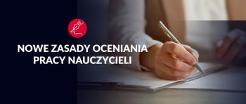 Zbliżenie na dłoń z długopisem nad dokumentami.