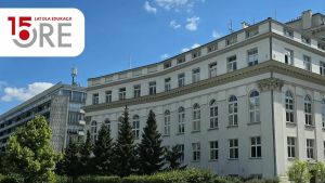 Duży budynek, przed nim zieleń miejska. Na górze napis 15 lat dla edukacji ORE.