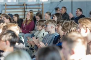 Sala wypełniona młodzieżą i dorosłymi.