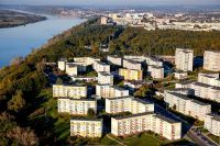 Osiedle Rządz w Grudziądzu z lotu ptaka, w otoczeniu lasu, po lewej Wisła.