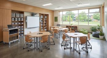 Sala do zajęć w nowoczesnej szkole.