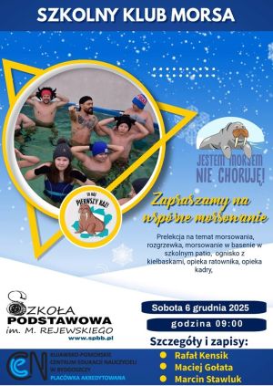 Uczestnicy wspólnego morsowania w czapkach na plakacie Szkolnego Klubu Morsów.