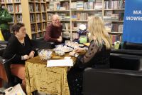 Osoby siedzące przy stole