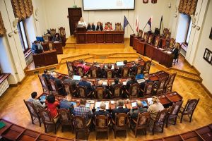 Miejscy radni podczas sesji.