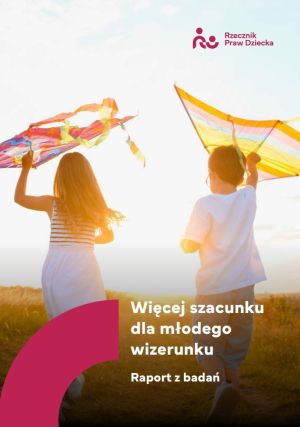 Okładka raportu z dwojgiem dzieci puszczających latawce (widok od tyłu).