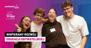 Czworo uśmiechniętych młodych ludzi. Logotypy oraz napis: wspieramy rozwój edukacji obywatelskiej.