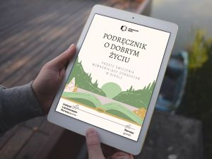 Zbliżenie na dłonie z tabletem, który wyświetla okładkę publikacji pt. „Podręcznik o dobrym życiu”.