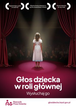 Widok z tyłu na dziewczynkę stojącą na scenie przed publicznością.