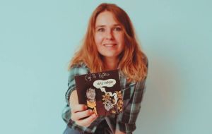 Kobieta prezentuje okładkę płyty CD.