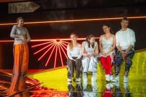 Aktorzy na scenie teatru podczas spektaklu.