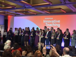 Kobiety i mężczyźni odbierają statuetki.