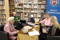 Osoby siedzące przy stole