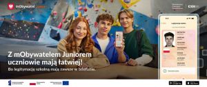 Troje nastolatków. Chłopak pokazuje mLegitymację w smartfonie - plakat kampanii MEN.
