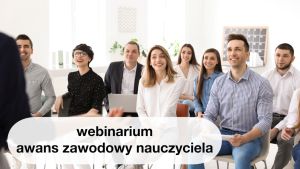 Uśmiechnięta grupa młodych kobiet i mężczyzn w sali zwrócona w jednym kierunku.