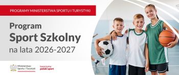 Troje dzieci w strojach sportowych z piłkami.