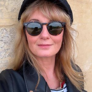 Portret kobiety w okularach przeciwsłonecznych.