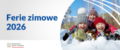 Troje roześmianych dzieci bawi się na śniegu w górach.