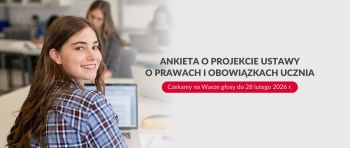 Uśmiechnięta uczennica w klasie na banerze ankiety.