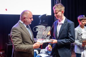 Marszałek wręcza statuetkę stypendyście.