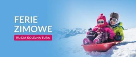Plakat Ferie zimowe rusza kolejna tura; roześmiane dzieci zjeżdżają na sankach w górach.