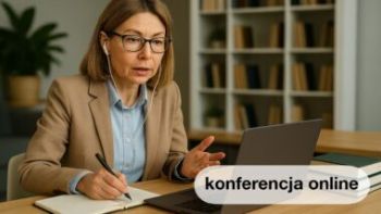 Kobieta siedząca przed laptopem, napis konferencja online