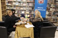 Osoby siedzące przy stole