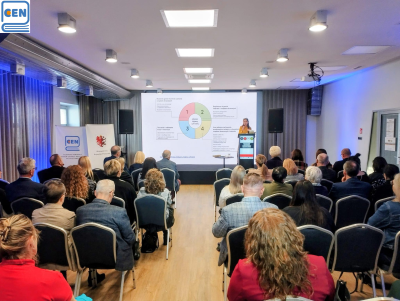 Prelegent przemawiający na mównicy do zgromadzonych