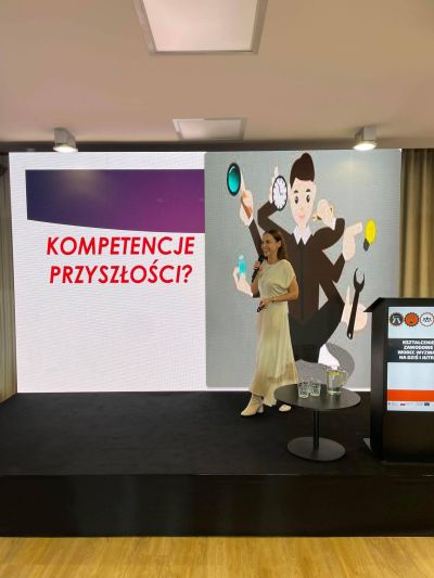 Prelegent przemawiający na mównicy do zgromadzonych