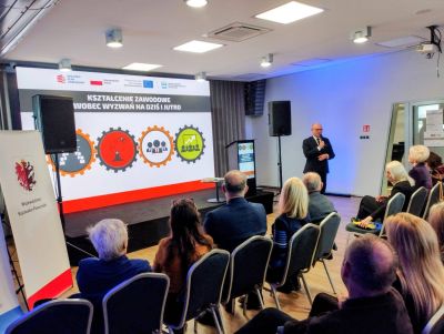 Marszałek województwa przemawiający do zgromadzonych