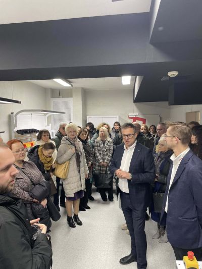 Zebrani na konferencji podczas zwiedzania fabryki